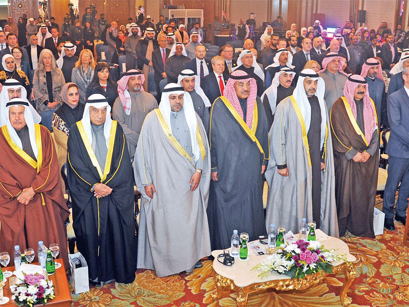 الخالد متوسطاً وزير الإعلام والعبدالله والجارالله والسفير البريطاني وكبار الشخصيات خلال الفعالية