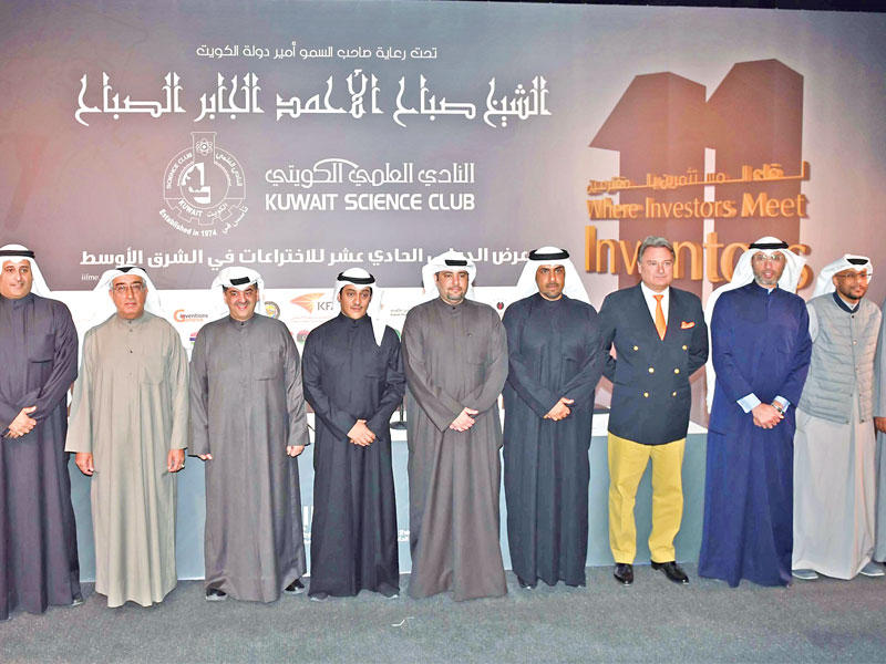 الخرافي يتوسط الخشتي والعبلاني خلال المؤتمر الصحافي 