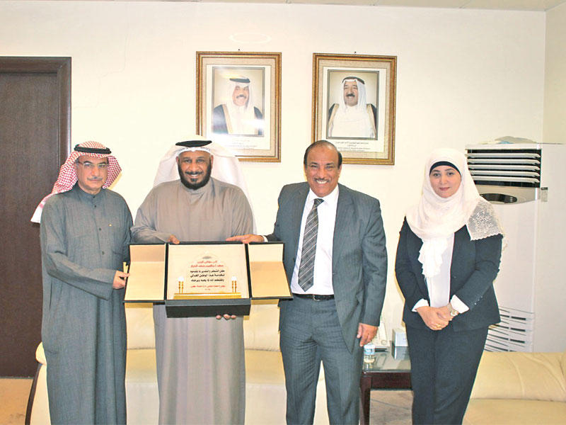 الخراز مستقبلاً وفد حملة «كان»