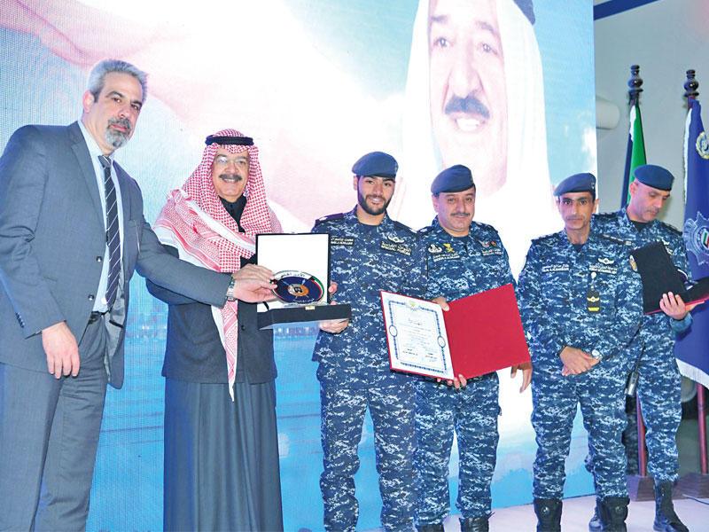 الجاسم وبعض المشاركين في تخريج عناصر حماية الطائرات الكويتية