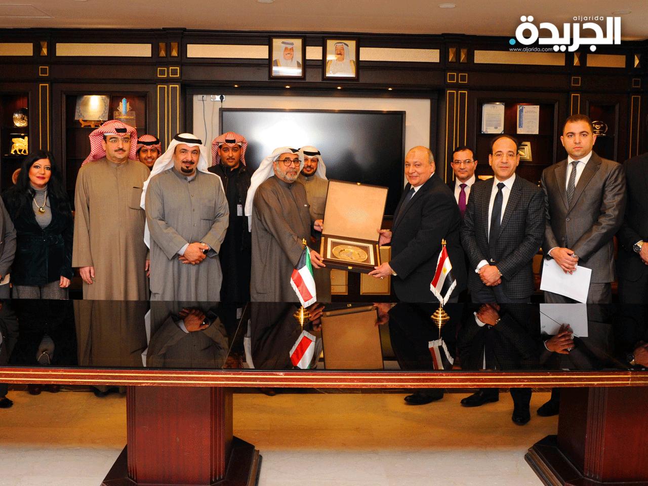 الفوزان يسلم درع (الطيران المدني) لنائب رئيس سلطة الطيران المدني المصري خالد عبدالمنعم عبده