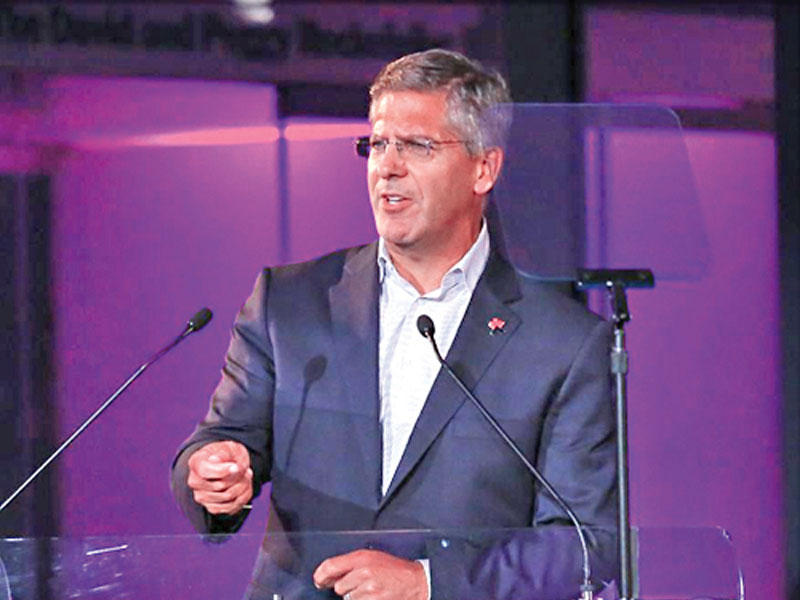 بوب موريتز يقدم نتائج الدراسة للمشاركين في منتدى دافوس