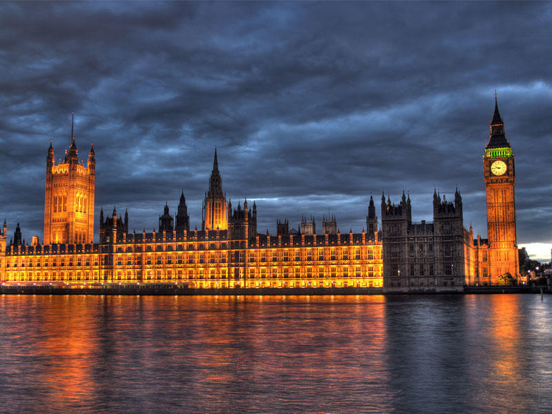 قصر وستمنيستر مطلاً على نهر التايمز
