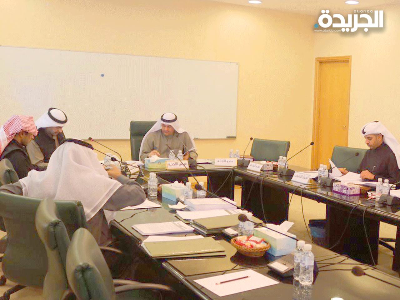  لجنة محافظة الاحمدي في المجلس البلدي الكويتي خلال الاجتماع 