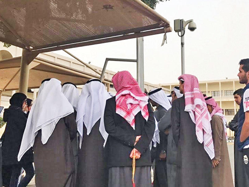 جانب من الجموع الطلابية تنتظر أمام قاعة التسجيل