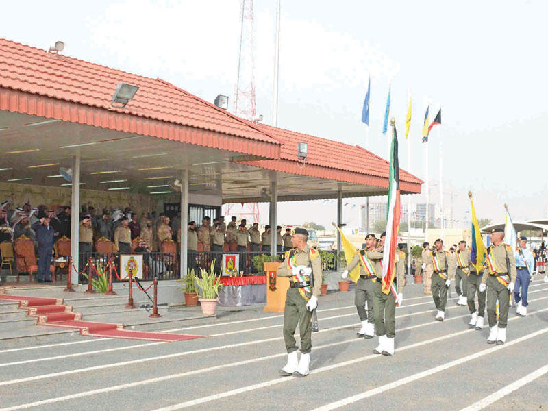 المتطوعون الخريجون خلال العرض