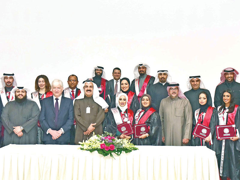 لقطة جماعية مع الخريجين المكرمين