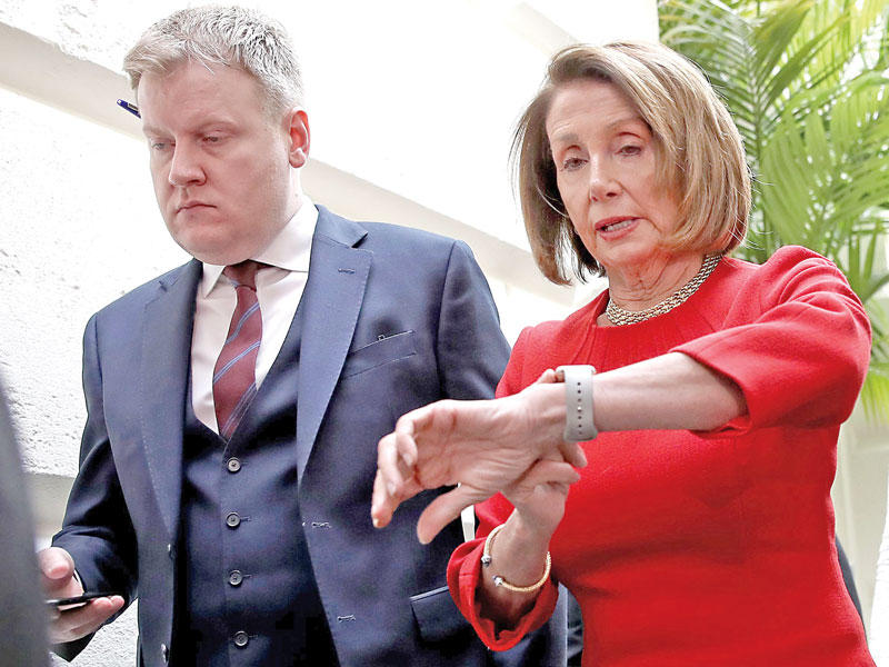 بيلوسي خلال مغادرتها الكابيتول أمس الأولt(أ ف ب)