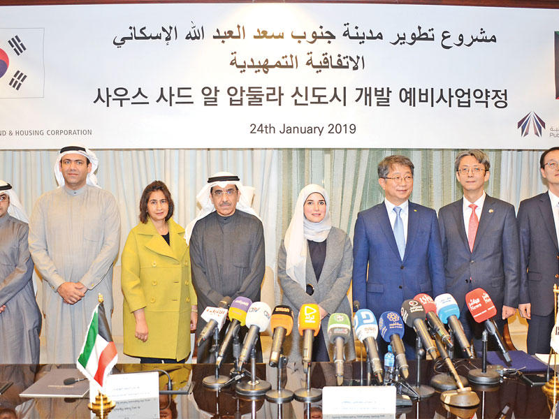 صورة جماعية على هامش إبرام الاتفاقية أمسt(تصوير ميلاد غالي)