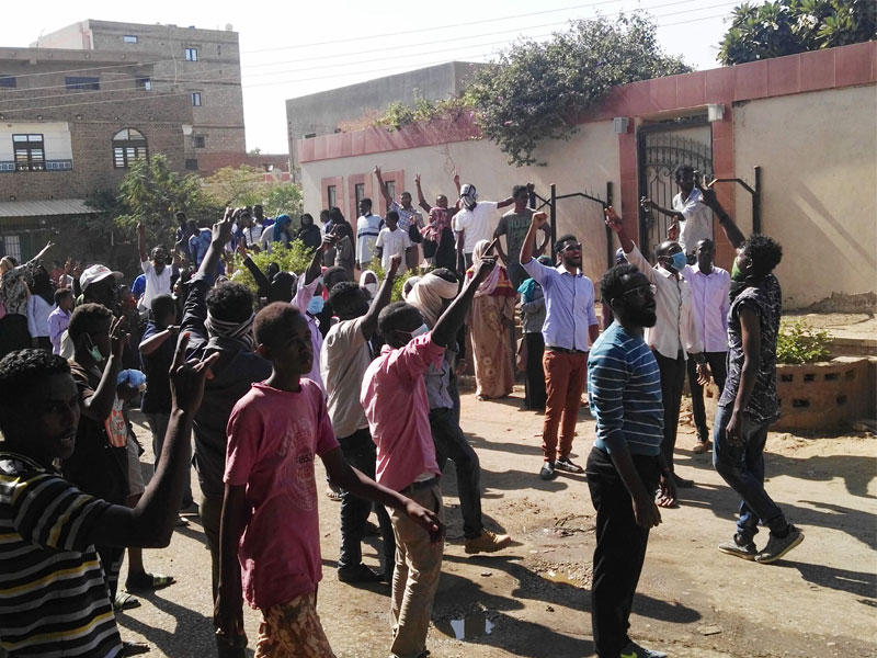 شباب سودانيون ينضمون إلى مظاهرة مناهضة للحكومة في مدينة أم درمان