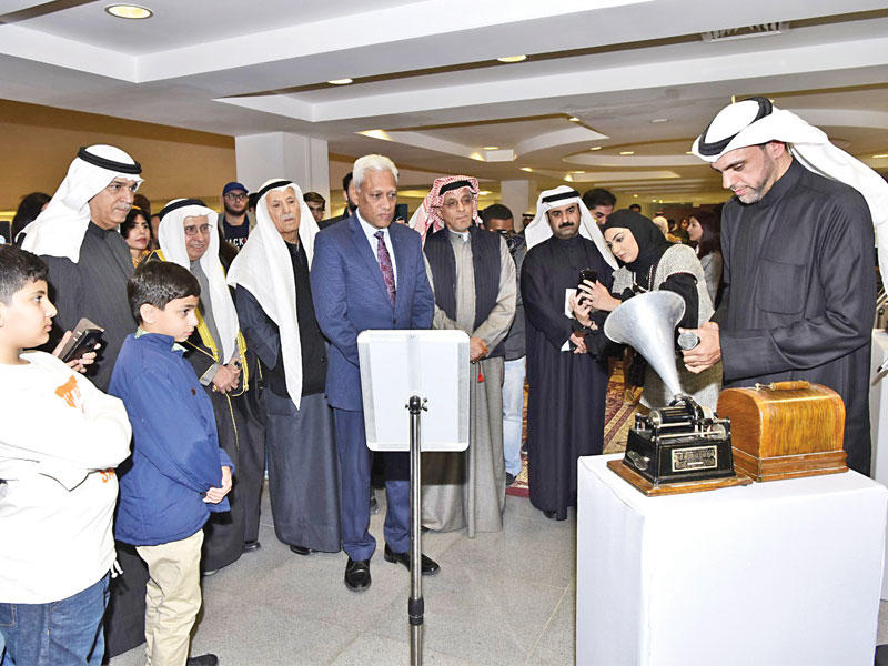 حسن أشكناني شارحاً للضيوف محتوى المعرض