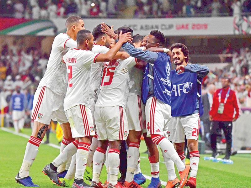 لاعبو المنتخب الإماراتي يحتفلون بالفوز على أستراليا