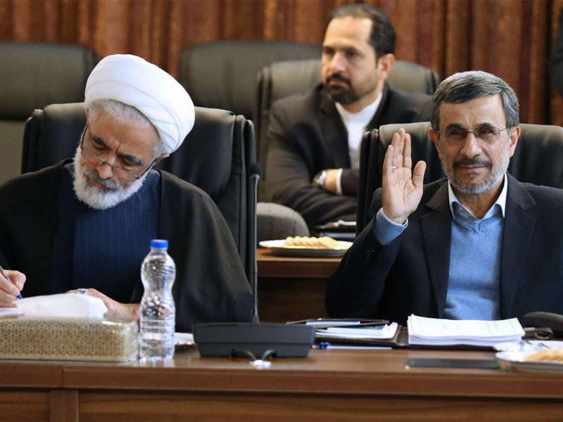 الرئيس السابق محمود أحمدي نجاد مشاركاً في اجتماع «مصلحة النظام» بطهران أمس (إرنا)