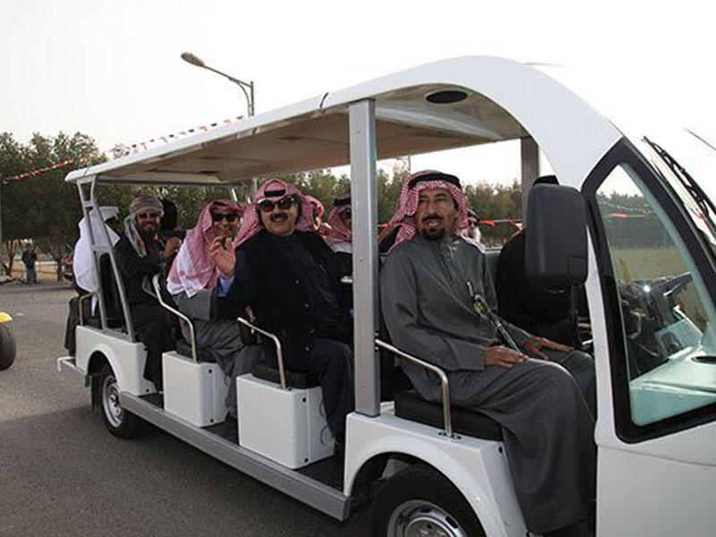 الشيخ علي الجابر ونائب وزير الخارجية الجارالله والسفراء يتنقلون في «عزايز»