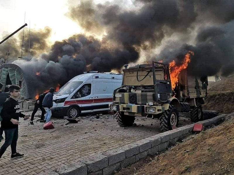 أكراد يحرقون المعسكر التركي في دهوك