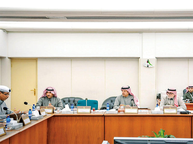 جانب من اجتماع اللجنة أمس