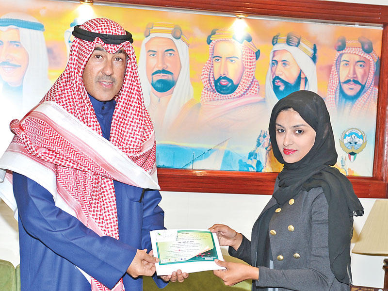 محافظ الأحمدي الشيخ فواز الخالد