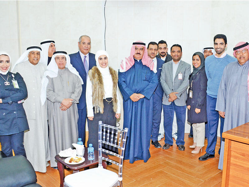 محافظ العاصمة ومختار الضاحية مع العاملين في مركز عبد الكريم السعيد (تصوير ميلاد غالي) 