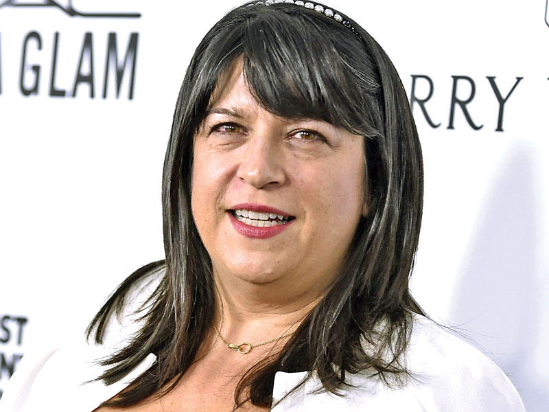 إي.إل. جيمس، مؤلفة سلسلة روايات «خمسون ظلا لجراي» (فيفتي شيدز أوف جراي)