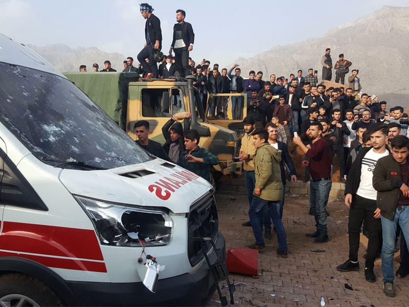 المحتجون الأكراد بعد اقتحامهم القاعدة التركية بدهوك أمس الأول         (رويترز)