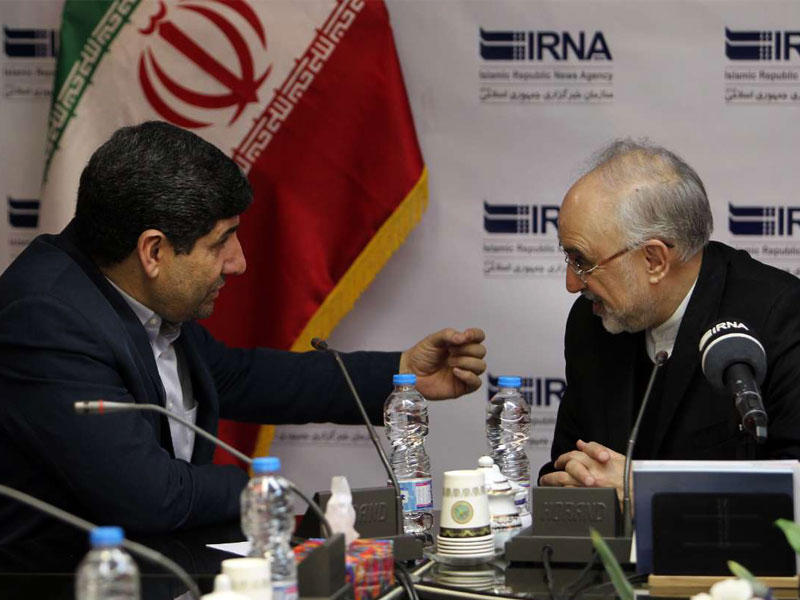 صالحي ومدير وكالة إرنا للأنباء خلال تفقد الوكالة أمس (إرنا)