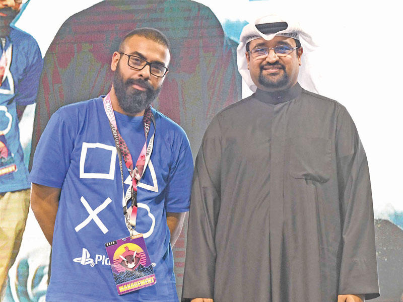 حمد المطر وأحمد العجيل خلال المعرض 