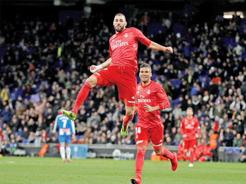 بنزيمة نجم ريال مدريد يحتفل بعد إحراز هدف في مرمى إسبانيول