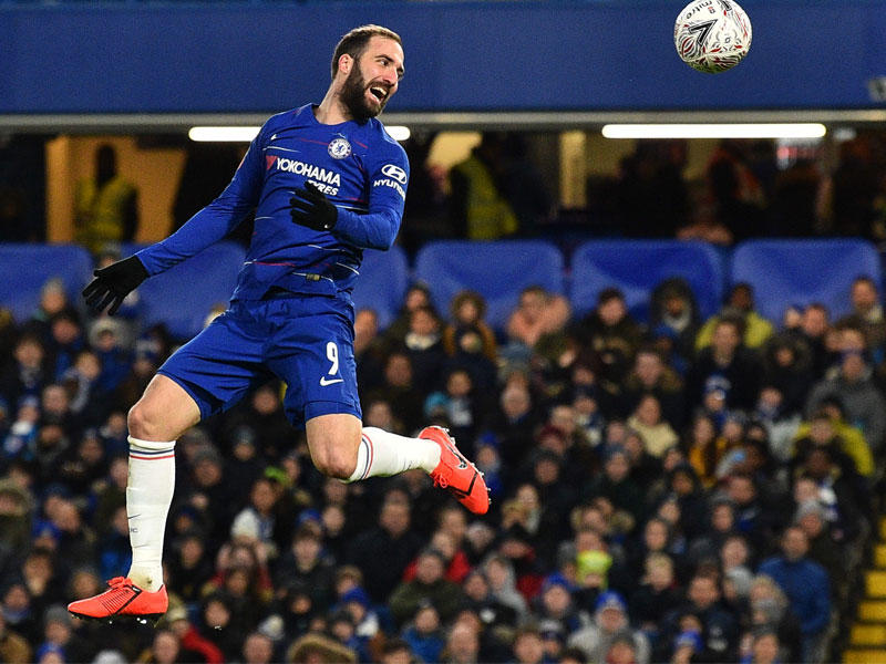 هيغواين نجم تشلسي خلال مشاركته الأولى مع الفريق 