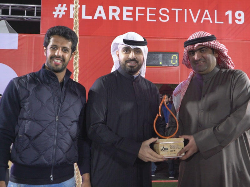 الرشيد يتسلم التكريم من وزير التجارة خالد الروضان والمدير الشريك لفلير فيتنس يوسف الشايع