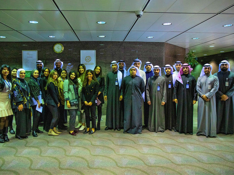 الطلاب في ضيافة بورصة الكويت