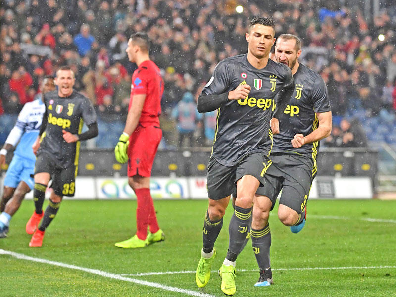 رونالدو نجم يوفنتوس يحتفل بهدفه في مرمى لاتسيو