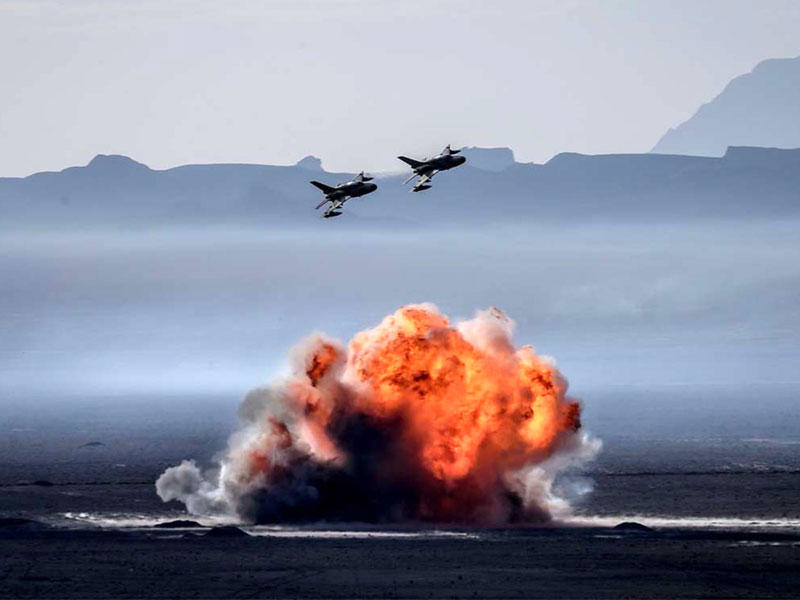 مقاتلتان إيرانيتان تقصفان نقطة خلال مناورات بأصفهان وسط البلاد السبت الماضي (أ ف ب)