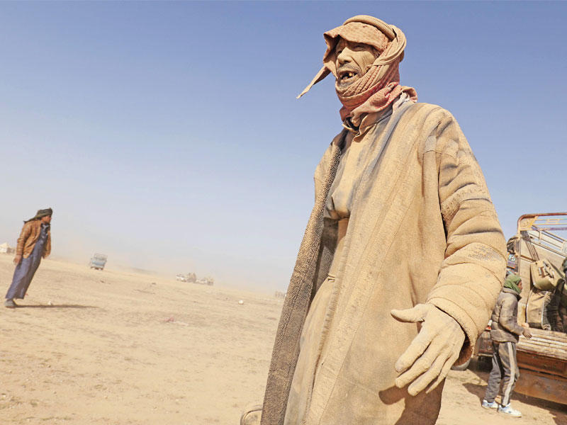 مسن سوري بين الفارين من دير الزور أمس (أ ف ب)