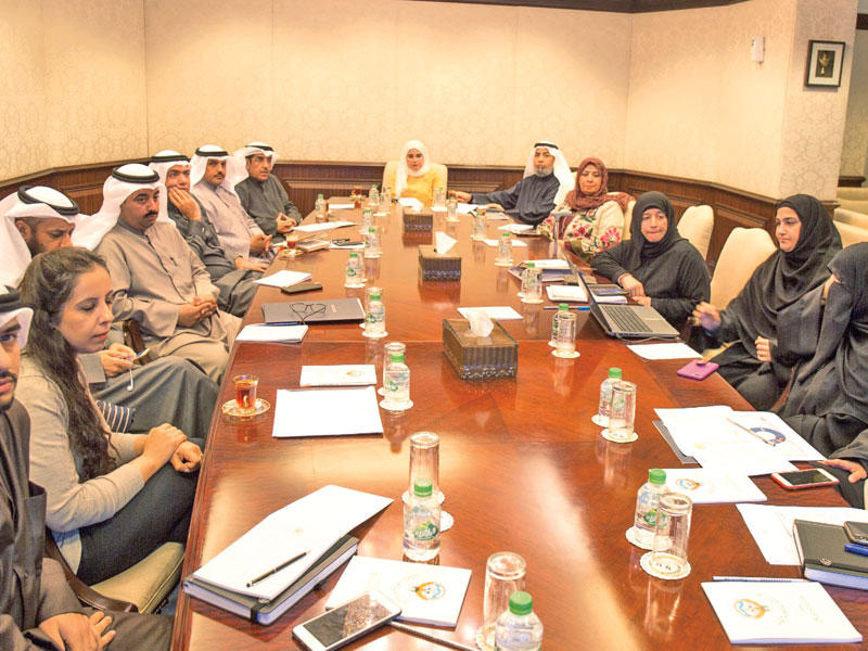 بوشهري مترئسة قيادات «السكنية» أمس خلال إطلاق الخدمات الإلكترونية