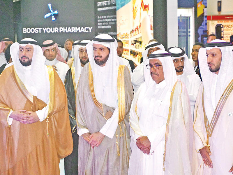 باسل الصباح متوسطاً مسؤولين خليجيين في افتتاح معرض دبي 