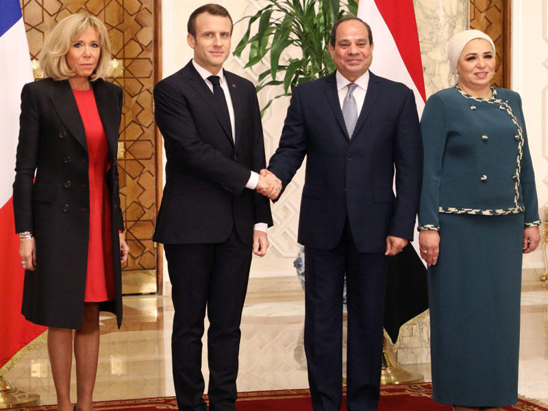 السيسي مصافحاً ماكرون وإلى جانبيهما قرينتاهما في قصر الاتحادية بالقاهرة أمس (ا ف ب)