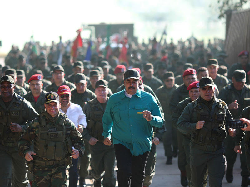 مادورو يركض مع مجموعة من العسكريين في قاعدة باراماكاي أمس الأول  (اي بي ايه)
