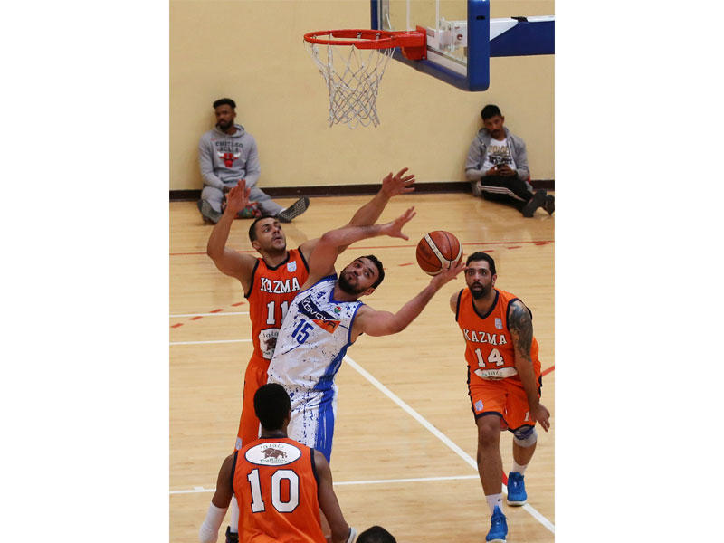 صراع تحت السلة من اجل التسجيل (تصوير جورج رجي)