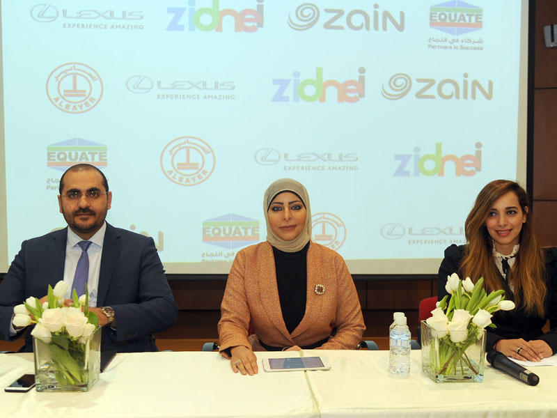 العميري تتوسط مها المانع من «زين» ونهاد الحاج علي من «الساير» (تصوير عبدالله الخلف)