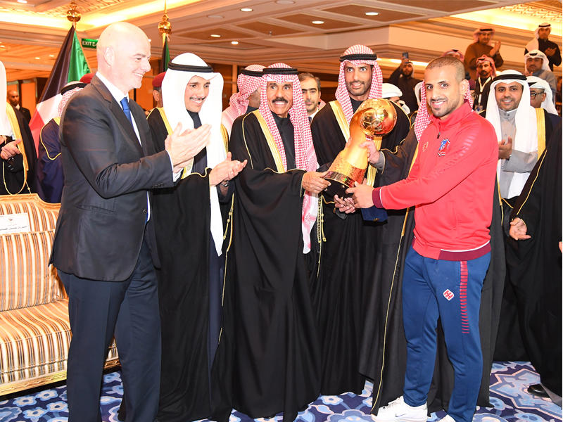 سمو ولي العهد الشيخ نواف الأحمد يسلم الكأس الى قائد فريق نادي الكويت حسين حاكم بحضور رئيس مجلس الأمة مرزوق الغانم ورئيس الاتحاد الدولي جياني إنفانتينو