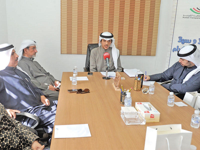 ماجد المطيري وأعضاء «الشفافية» أثناء إعلان تقرير مدركات الفساد العالمي أمس