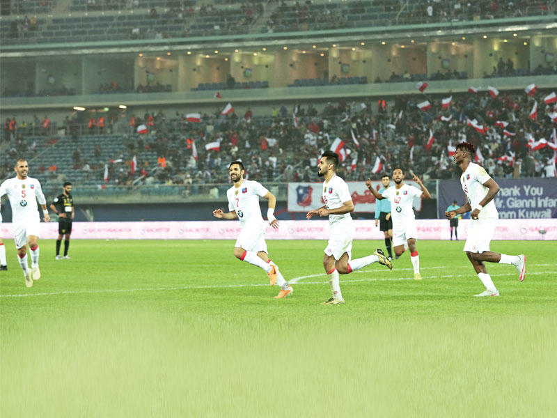 فرحة لاعبي الأبيض بعد الفوز بالقب