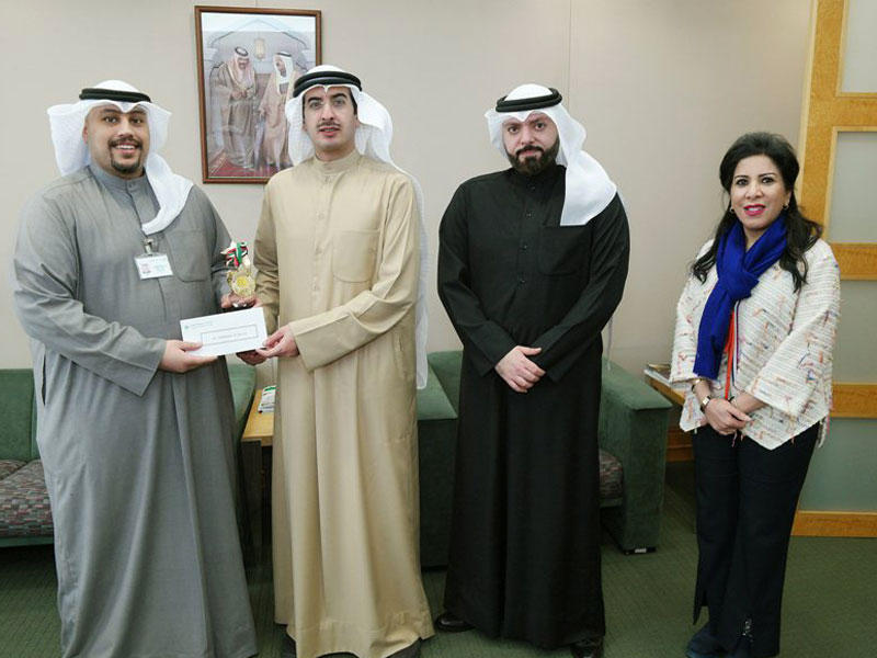 الشيخ أحمد الدعيج يكرِّم الموظف سليمان القصار