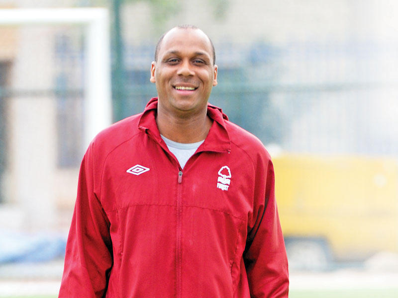  مدافع المنتخب الوطني وناديي القادسية والتضامن السابق جمال مبارك