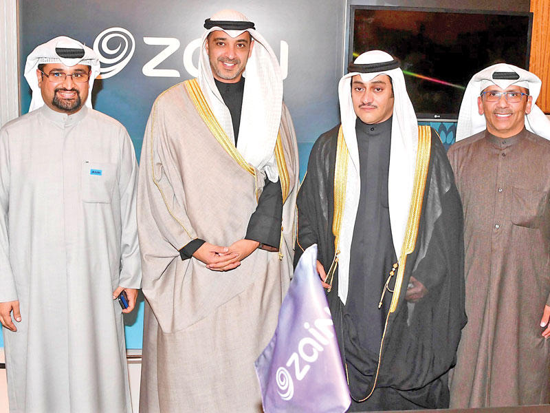 الشيخ محمد العبدالله وطلال الخرافي في جناح «زين»