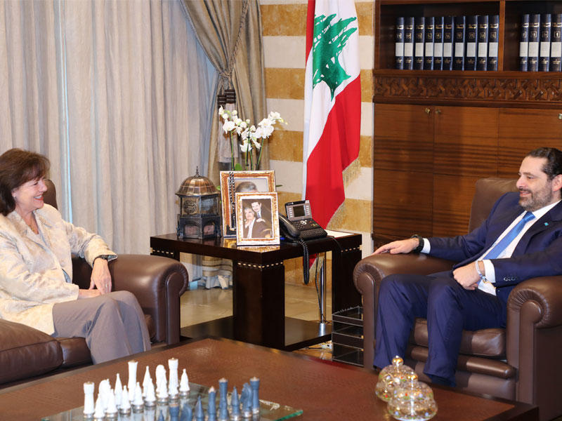 الحريري مستقبلاً السفيرة الأميركية لدى لبنان في القصر الحكومي أمس (دالاتي ونهرا)