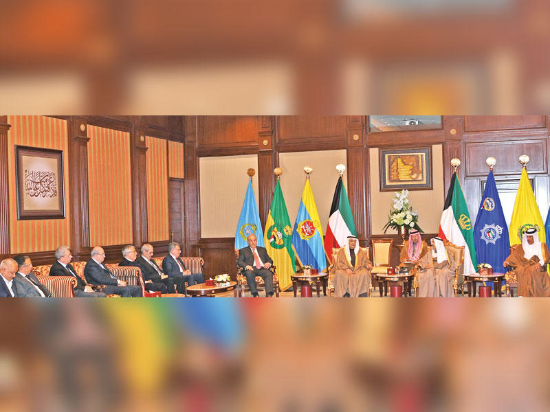 الأمير مستقبلاً وفد مجلس العلاقات أمس