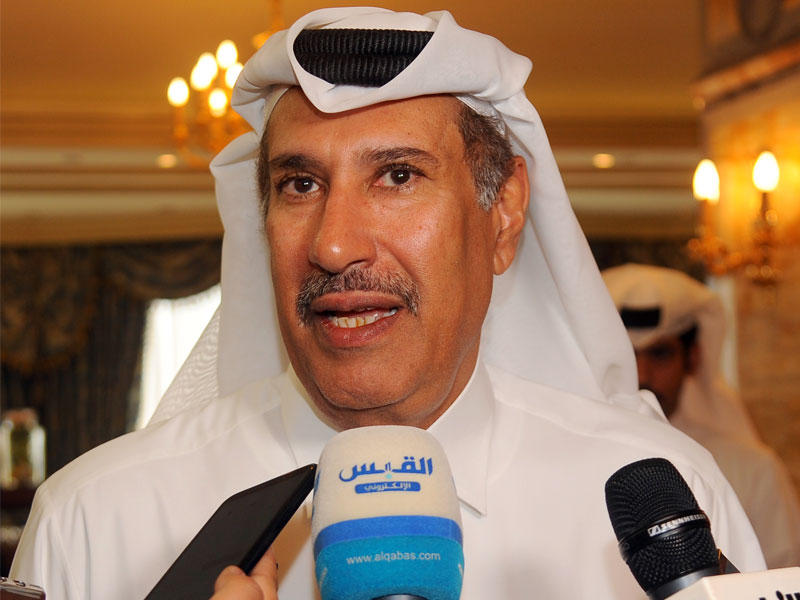 بن جاسم متحدثاً إلى الصحافيين