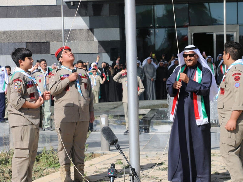 الوكيل الحربي اثناء مراسم رفع العلم أمام مبنى التربية أمس