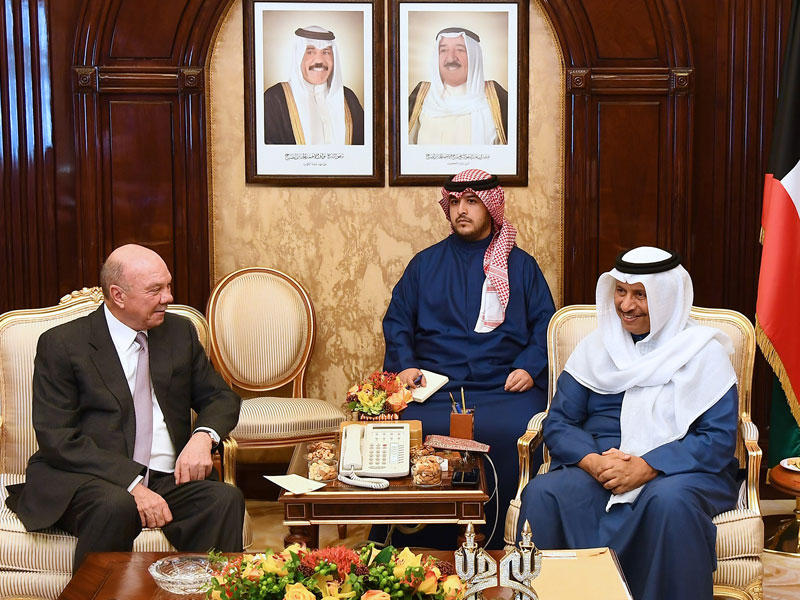 المبارك مستقبلاً رئيس مجلس الأعيان الأردني 